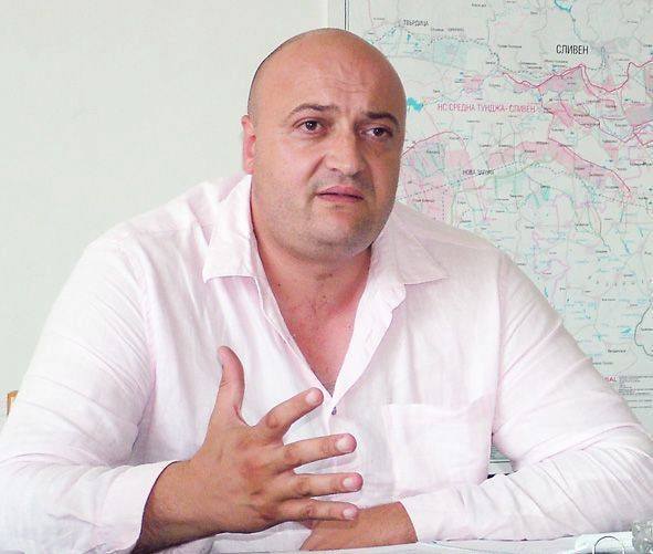 Мъж говори на конференция.