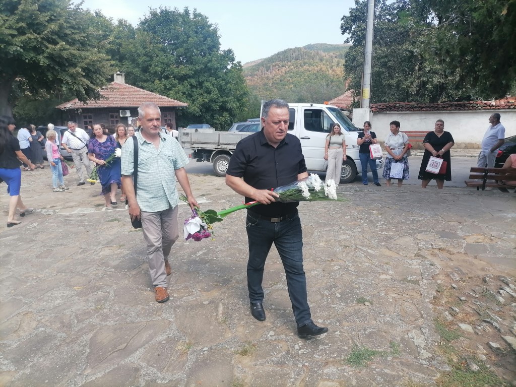 Мъже носещи цветя по улица.