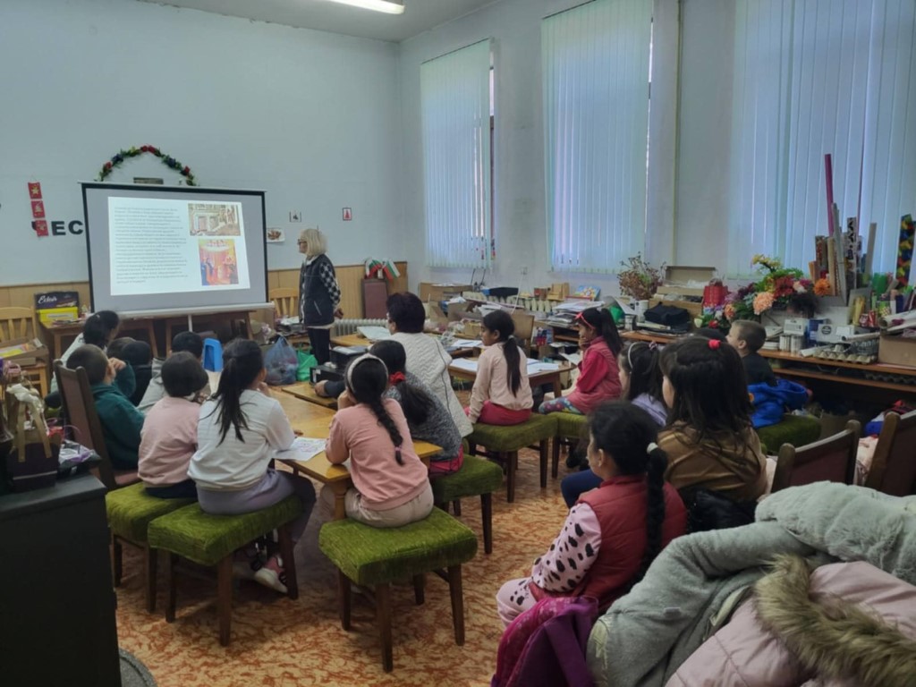 Деца слушат презентация в стая.