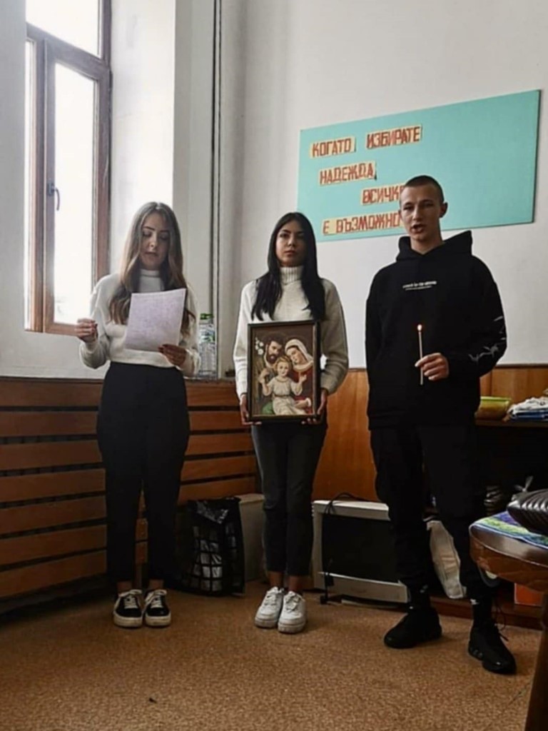 Участници в събитие, държащи предмети.