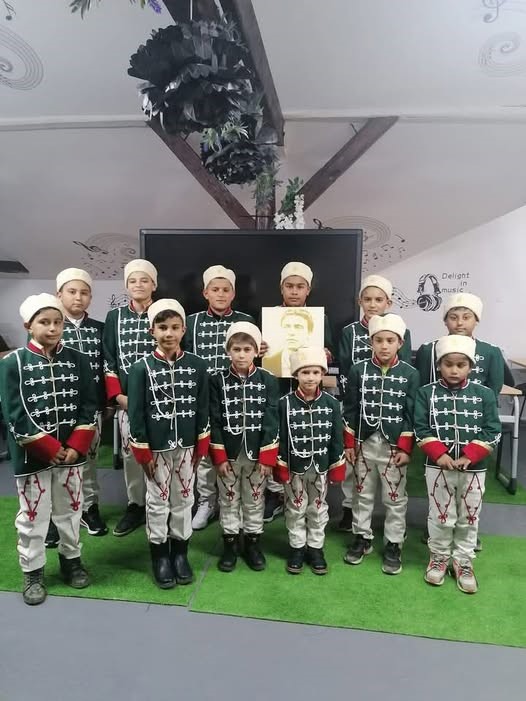 Деца в народни носии с портрет.