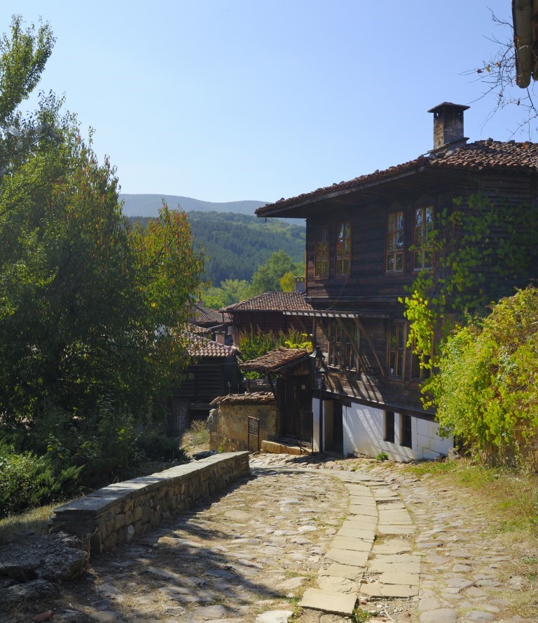 Стара къща в Котел, surrounded by greenery.