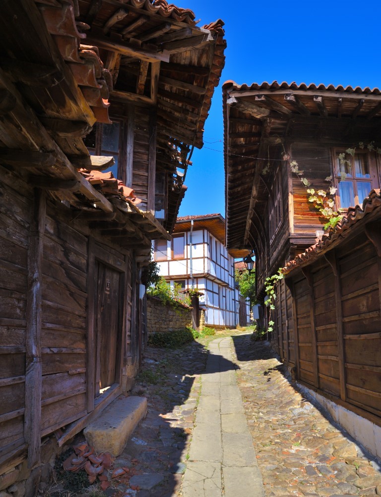 Стара улица с дървени къщи.