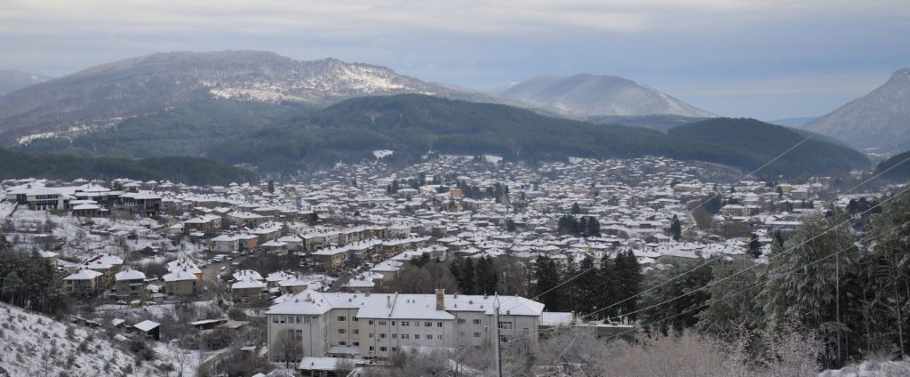 Зимна панорама на Котел с покривка от сняг.