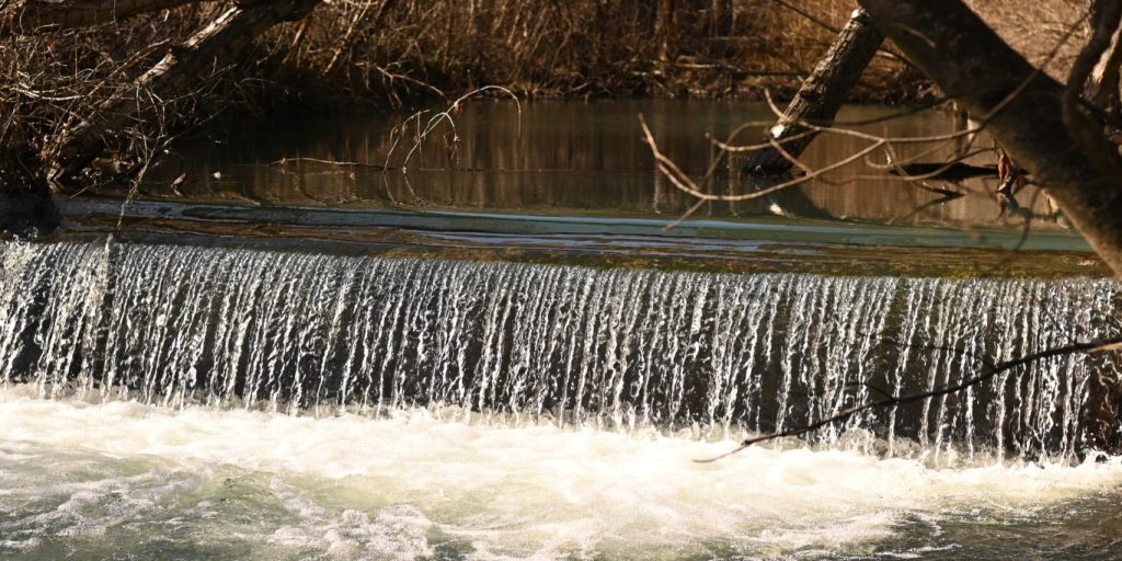 Водопад с падаща вода и река.