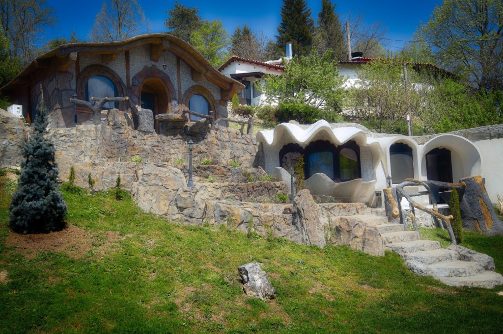 Архитектурни сгради сред зеленина.
