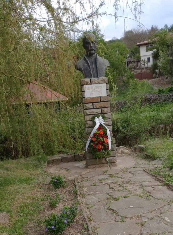 Паметник с цветя в парк.