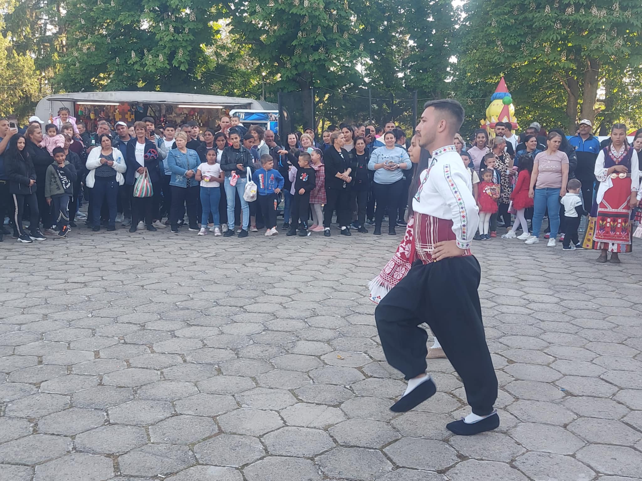 Младеж изпълнява танц пред публика.