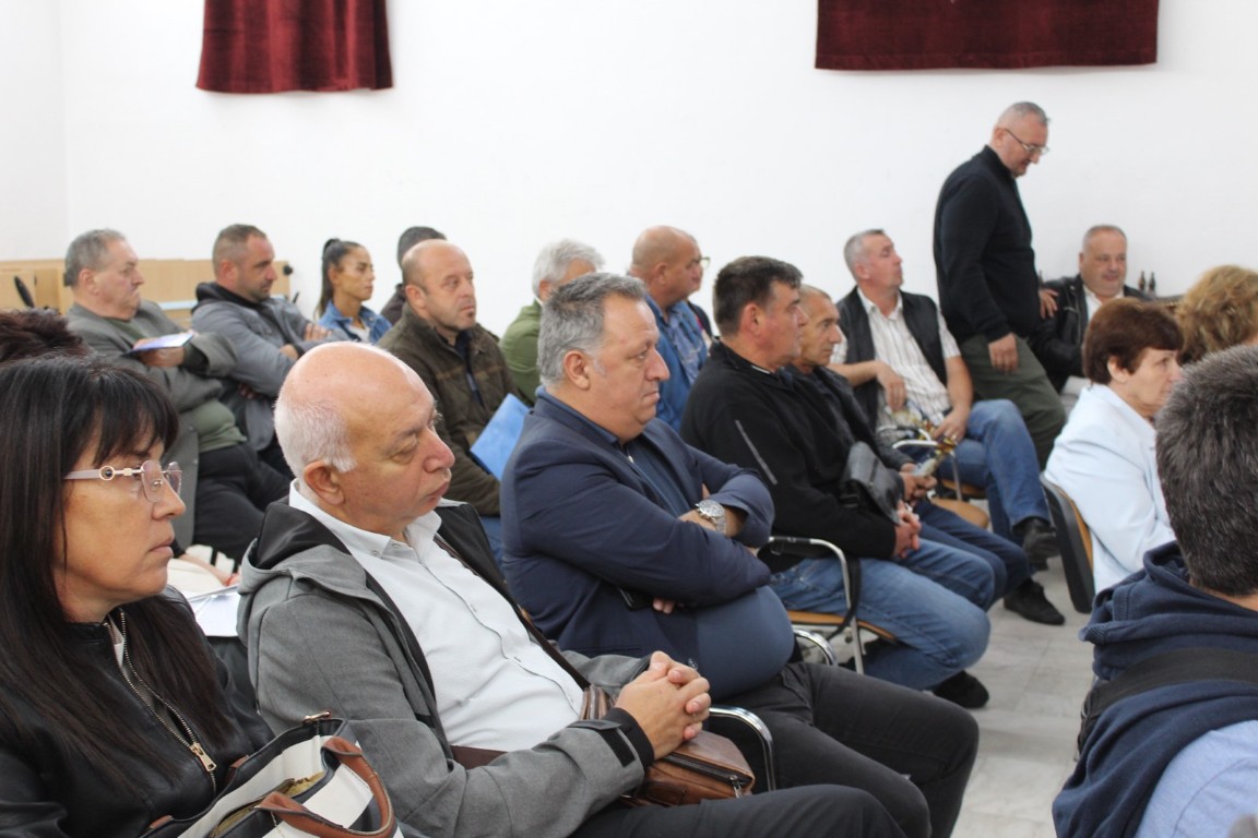 Среща с участници в залата.