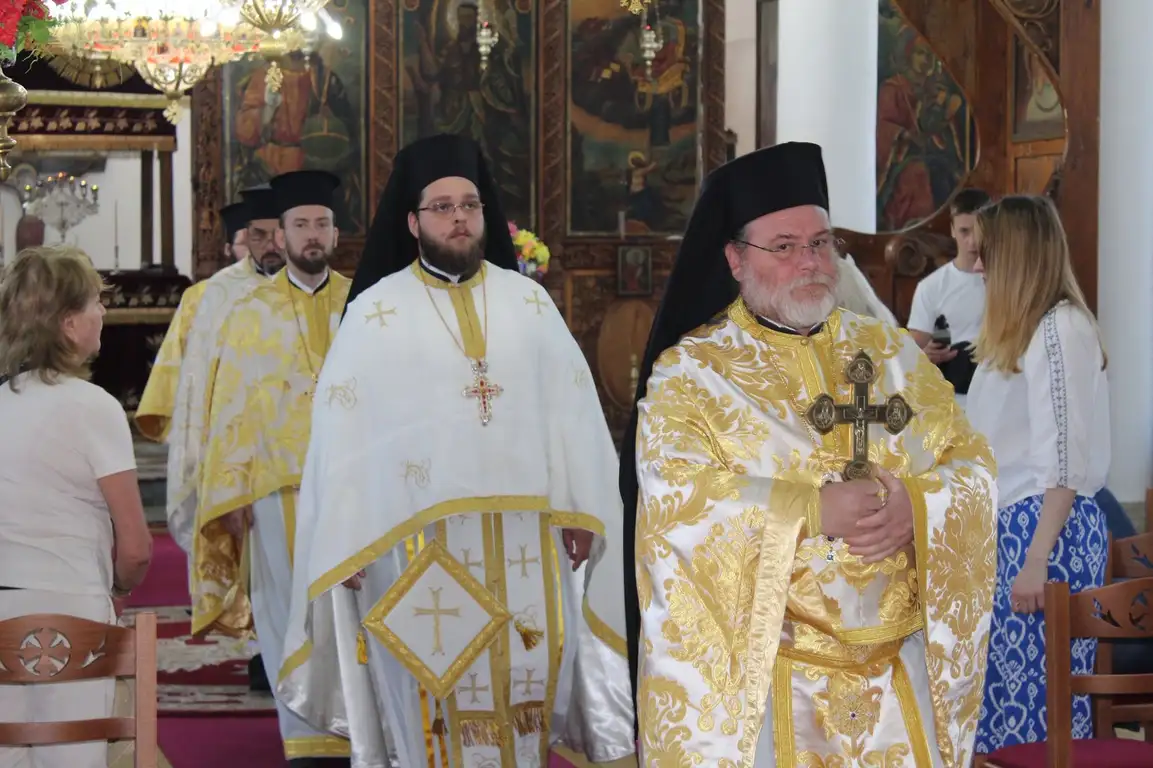 Свещеносци в традиционни одежди по време на църковна служба в храм. Атмосфера на духовност и обредност.