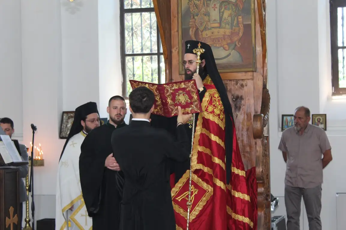 Църковна служба с духовници, носещи традиционни одежди в молитвена атмосфера.