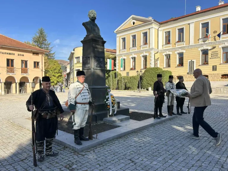 Почитане на паметника на Г.Раковски с военни и цветя, присъстващи на събитието в град Котел.